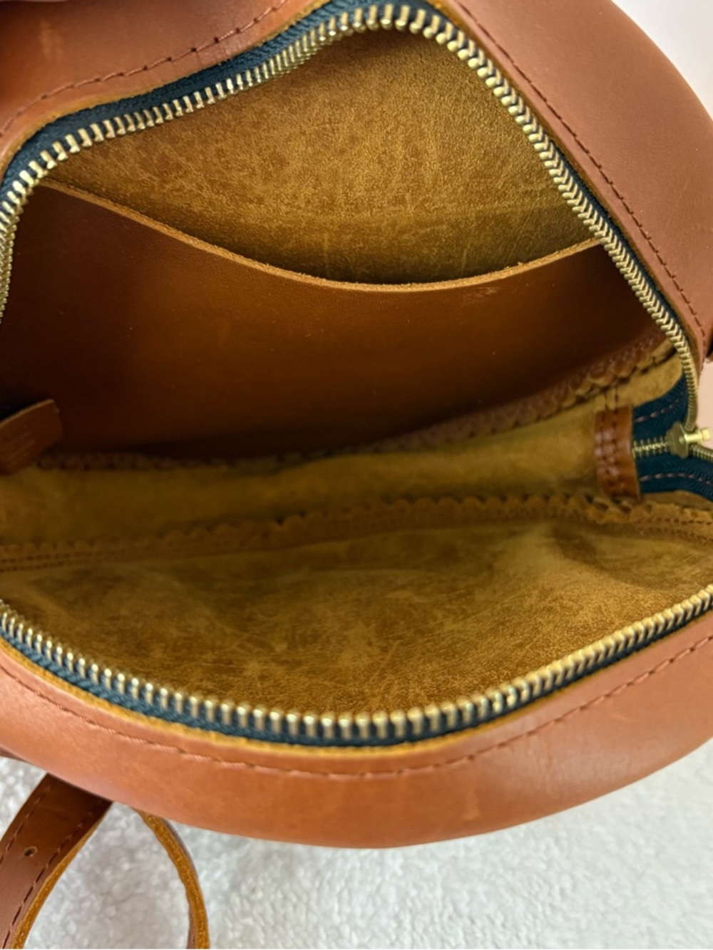 Portland Leather large circle in honey- excellent preloved condition - Picture 5 of 7